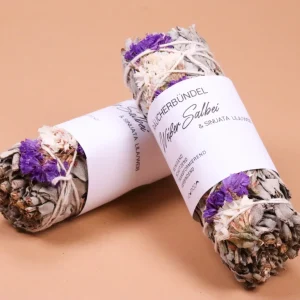 Räucherbündel Weißer Salbei und Sinuata-Blume lila weiß