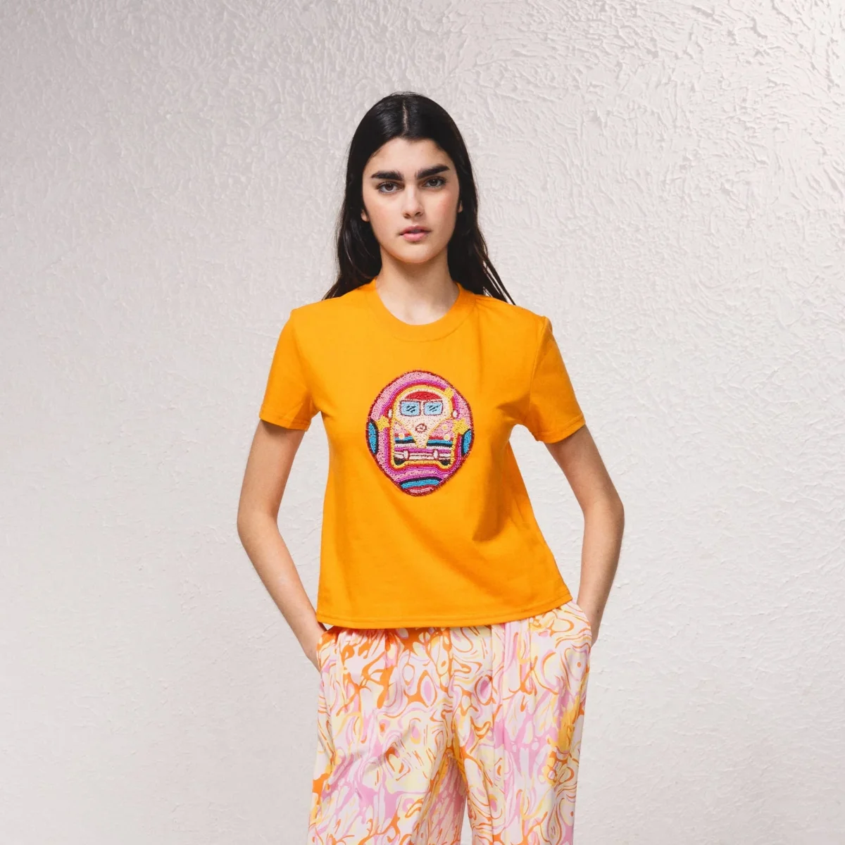 T-Shirt mit aus Perlen gestickten Hippie Bus – Bild 2