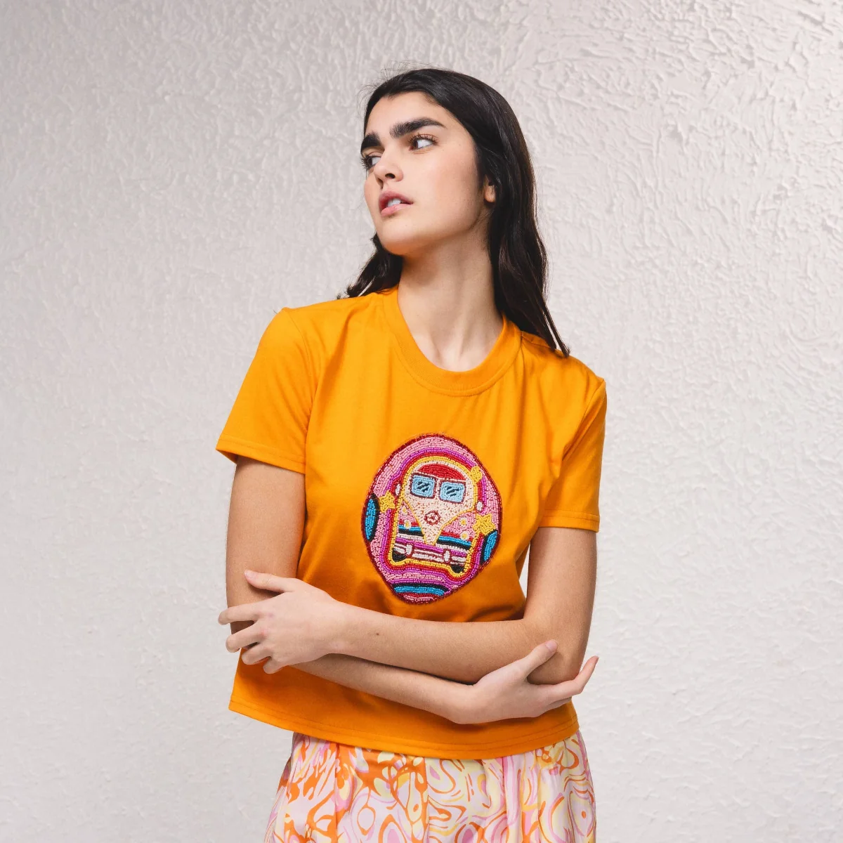 T-Shirt mit aus Perlen gestickten Hippie Bus – Bild 3