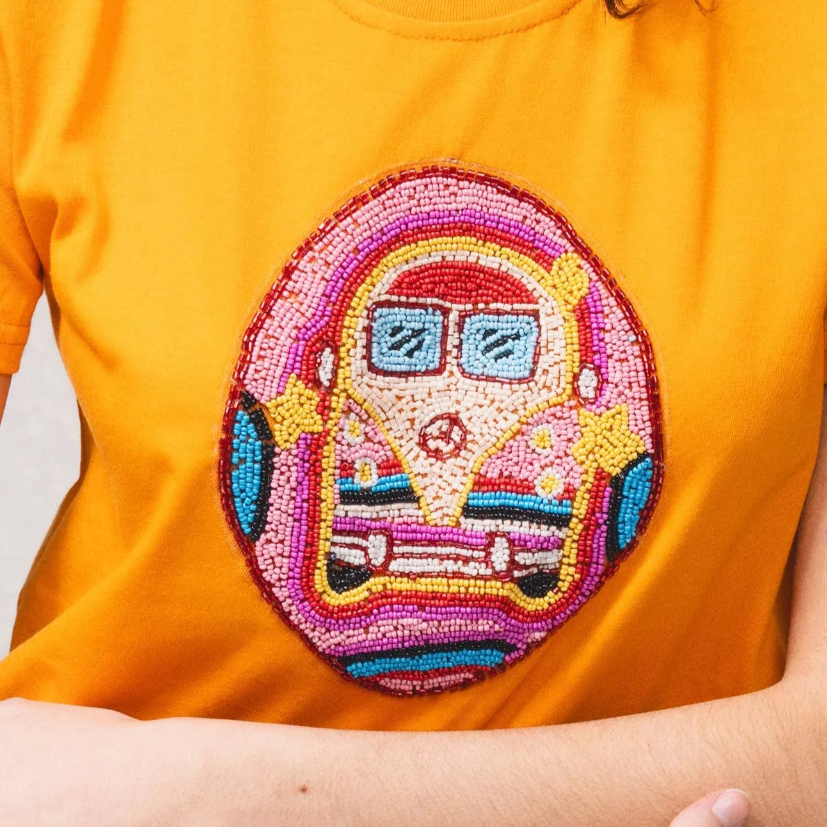 T-Shirt mit aus Perlen gestickten Hippie Bus – Bild 6